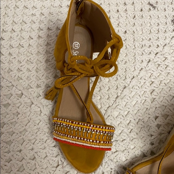 Unique Pair of shoes with nicely decorated beads - Picture 4 of 4